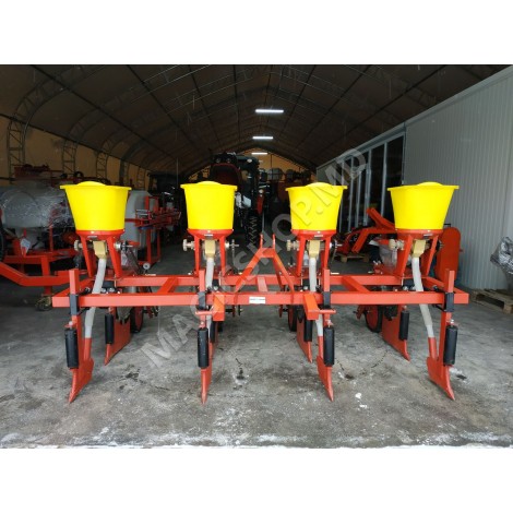 Semanatoarea de porumb 4 randuri și fertilizare integrată